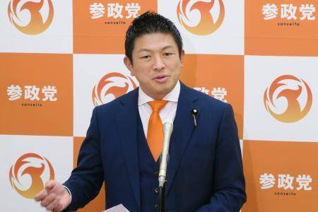　取材に応じる参政党の神谷代表＝１７日午前、国会
