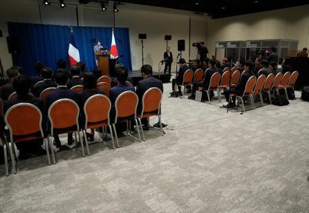 　Ｇ７サミットを終え、記者会見する高市首相（左奥）。各国首脳の移動に伴う交通規制の影響で多くの記者が会場に移動できず、少人数での開催となった＝１７日、フランス東部アルシャン（共同）