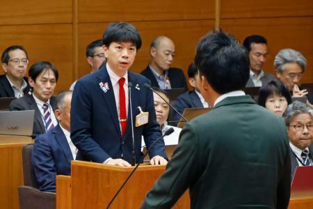 　愛知県豊橋市議会本会議で、自身への辞職勧告決議に関する質疑に答える長坂尚登市長＝１９日午後