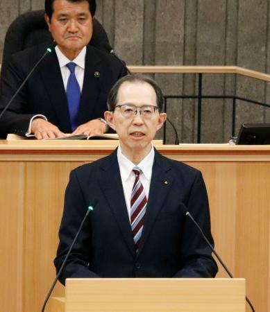 　福島県議会本会議で、知事選立候補を表明する内堀雅雄知事＝２３日午後