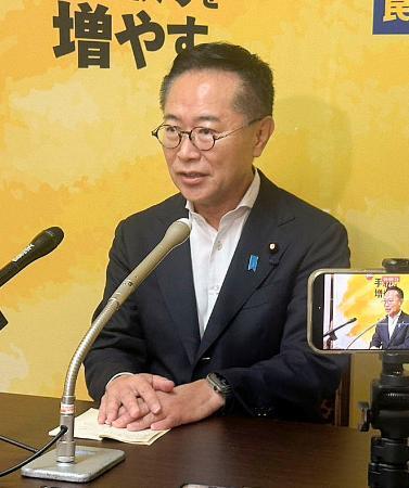 　記者会見する国民民主党の古川国対委員長＝２４日午前、国会