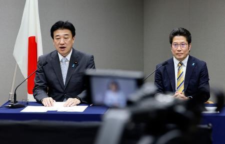 　オンライン形式で開かれた拉致問題に関する国連シンポジウムで発言する木原官房長官。右は拉致被害者家族会代表の横田拓也さん＝２４日夜、東京都千代田区