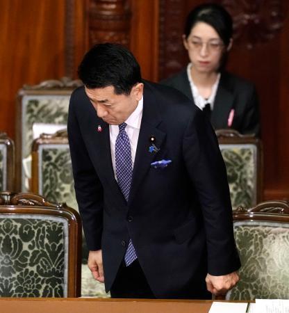 　衆院本会議で有人国境離島地域保全等特措法の改正案が可決され一礼する赤間国家公安委員長＝２５日午後