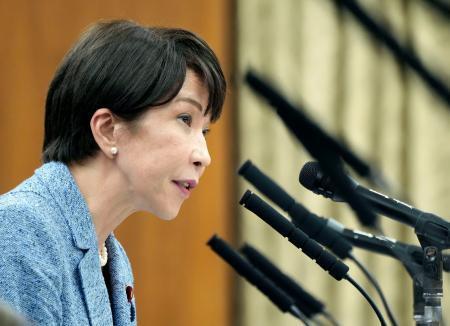 　参院災害対策・震災復興特別委員会で答弁する高市首相＝２６日午後