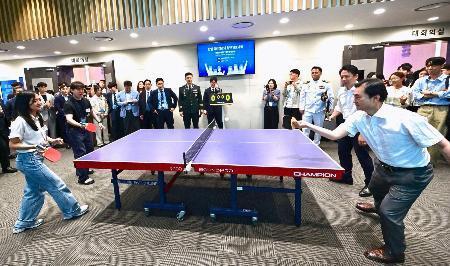 　韓国の安圭伯国防相（右手前）とダブルスを組み、卓球をプレーする小泉防衛相（右奥）＝２８日、ソウル（防衛省提供・共同）