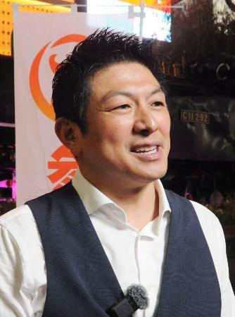 　記者団の取材に応じる参政党の神谷代表＝１日午後、東京都港区