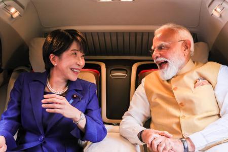 　高市首相のＸ（旧ツイッター）に２日に投稿された、モディ首相（右）と言葉を交わす高市首相の写真