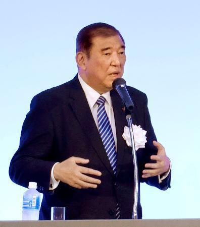 　鹿児島市で講演する自民党の石破前首相＝５日午後
