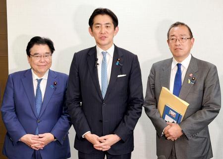 　記者団の取材に応じる自民党の小林鷹之政調会長（中央）＝５日午後、青森市