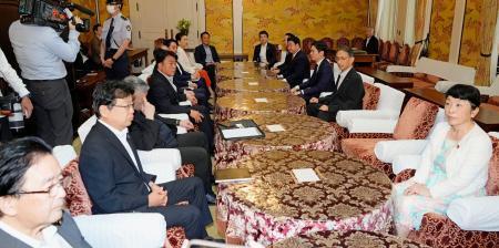 　会談に臨む衆参両院の野党国対委員長ら＝７日午前、国会