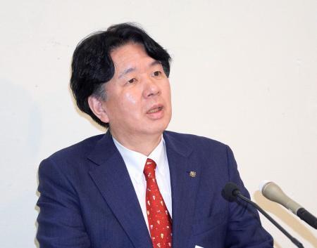 　記者会見する福岡県の吉松源昭県議＝７日午後、福岡市