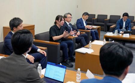 　ＡＩを活用した民主主義の在り方を検討する超党派の勉強会で、あいさつするチームみらいの安野党首（奥左から２人目）＝７日午後、国会