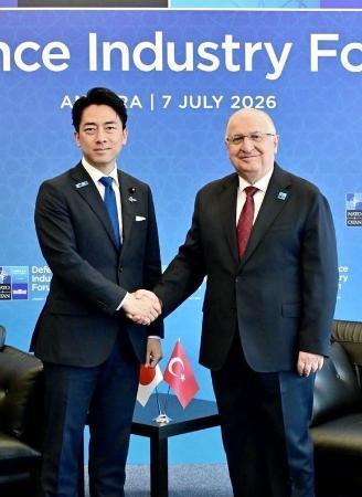 　握手を交わす小泉防衛相（左）とトルコのギュレル国防相＝７日、アンカラ（防衛省提供、共同）