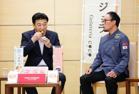 　国際ジェラート大会で優勝した佐久間康之さん（右）の表敬訪問を受け、マンゴーのソルベを試食する木原官房長官＝８日午前、首相官邸