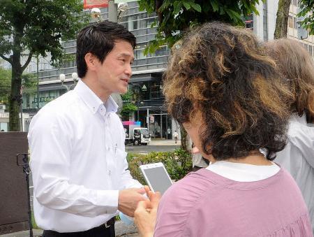 　札幌市で支持者と交流する中道改革連合の小川代表＝１１日午後