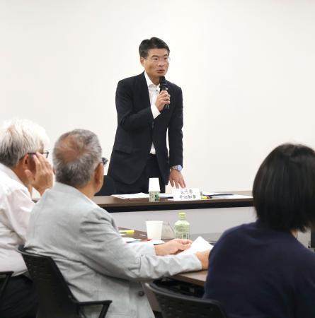 　石木ダム事業を巡り開かれた「有識者の意見を聞く場」の初会合で発言する長崎県の平田研知事＝１２日午後、長崎県庁