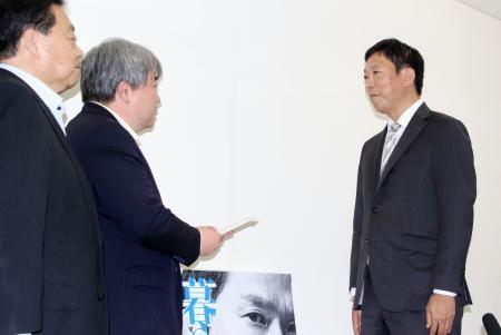 　神谷裕衆院議員（左から２人目）に中道改革連合の離党届を提出した荒井優元衆院議員（右）＝１３日午前、札幌市