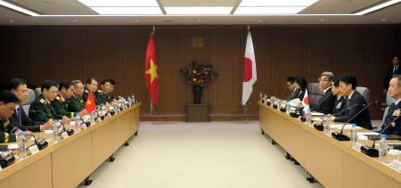 　防衛省で開かれた日ベトナム防衛相会談＝１３日午後
