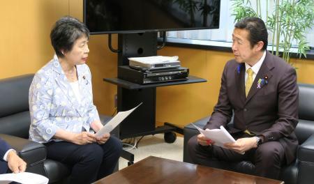　黄川田男女共同参画相（右）に要望を伝える、自民党の「性暴力のない社会の実現を目指す議員連盟」会長の上川陽子衆院議員＝１３日午後、内閣府