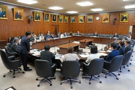 　日本国旗損壊罪法案を巡り、参考人からの意見聴取と質疑を実施した参院内閣委＝１４日午後