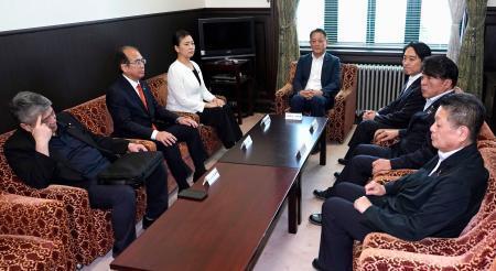 　会談に臨む参院の野党国対委員長ら＝１６日午前、国会