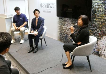 　安倍元首相の妻昭恵さん（右）と対談する佐藤啓官房副長官（中央）＝１９日午後、奈良市