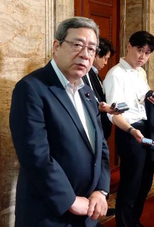 　自民党の鈴木幹事長と会談後、取材に応じる日本維新の会の中司幹事長＝２１日午後、国会