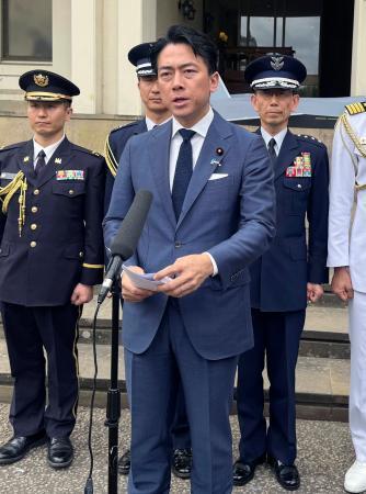 　記者団の取材に応じる小泉防衛相＝２１日、ロンドン（共同）