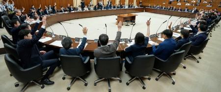 　憲法改正の手続きを定めた国民投票法の改正案を可決した参院憲法審査会＝２２日午前