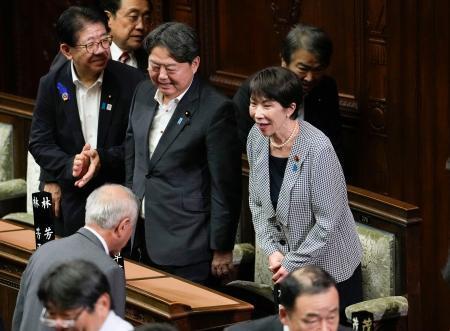 　第２２１特別国会が事実上閉幕し、衆院本会議場で自民党の鈴木幹事長（左下）にあいさつする高市首相＝２４日