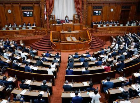 　「副首都」構想関連法を可決、成立した参院本会議＝２４日