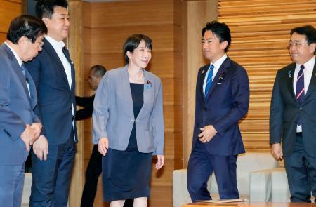 　閣議に臨む高市首相（中央）ら＝２８日午前、首相官邸