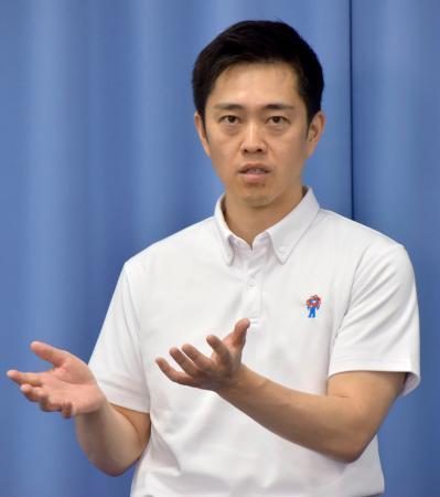 　記者団の取材に応じる日本維新の会の吉村代表＝２８日午後、大阪府庁