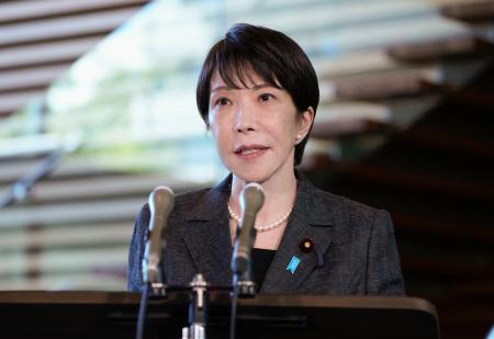 　熊本県の地震に関して記者団の取材に応じる高市首相＝２９日午前、首相官邸