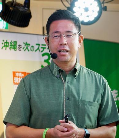 　沖縄県知事選に向け、政策を発表する古謝玄太氏＝１４日午後、那覇市