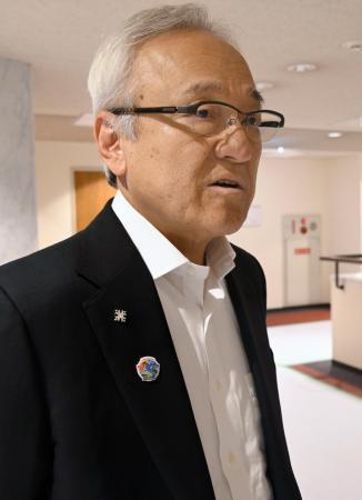 　報道陣の取材に応じる福岡県議会の蔵内勇夫議長＝１６日午後、福岡県議棟
