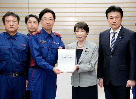 　熊本県の木村敬知事（左から３人目）から要望書を受け取る高市首相＝１８日午前、首相官邸