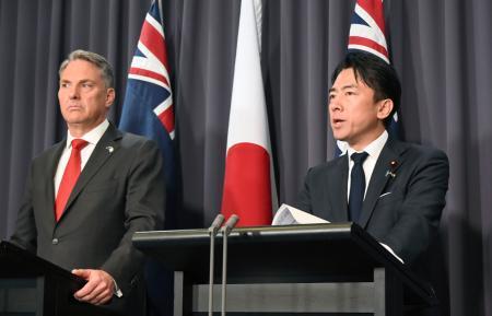 　オーストラリアのマールズ副首相兼国防相（左）との会談を終え、共同記者発表をする小泉防衛相＝１８日、キャンベラ（共同）
