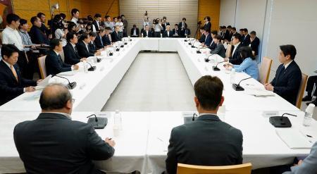 　首相官邸で開かれた千葉豪雨の関係閣僚会議＝２１日午後
