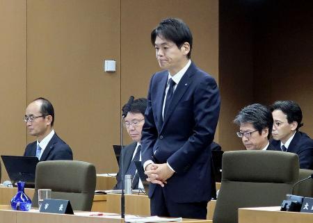　横浜市議会総務委員会で謝罪する山中竹春市長＝１３日午前