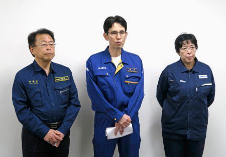 　記者団の取材に応じる（左から）公明党の西田幹事長、中道改革連合の階幹事長、立憲民主党の田名部幹事長＝２３日午後、熊本空港