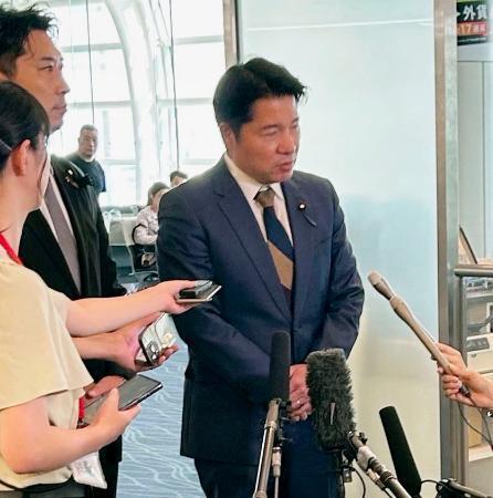 　訪中を前に羽田空港で取材に応じる中道改革連合の伊佐進一広報委員長＝２４日午前