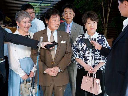 　高市首相と面会後、記者団の取材に応じる歌手の川中美幸さん（右）。中央は日本歌手協会会長の田辺靖雄さん＝２４日午後、首相官邸