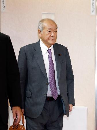 　自民党本部に入る鈴木幹事長＝２８日午前、東京・永田町
