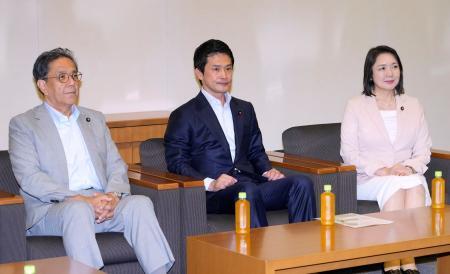 　会談に臨む（左から）立憲民主党の水岡代表、中道改革連合の小川代表、公明党の竹谷代表＝２８日午後、国会