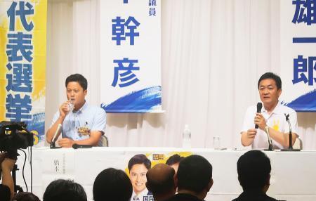 　国民民主党の代表選に出馬し、討論する玉木雄一郎代表（右）と橋本幹彦衆院議員＝２９日午前、水戸市