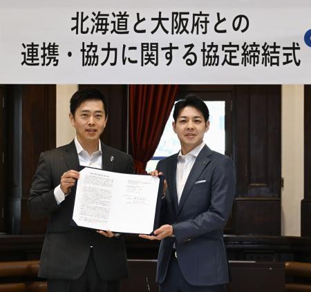 　首都機能を代替する「副首都」指定に向けた連携協定を締結した大阪府の吉村洋文知事（左）と北海道の鈴木直道知事＝３１日午前、札幌市