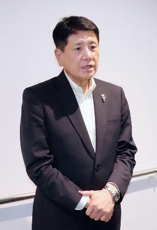 　甲府市長選への立候補の意向を表明し、取材に応じる樋口雄一市長＝４日午後、甲府市役所