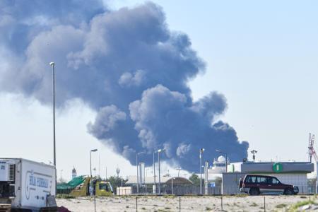 　４月、イランの無人機攻撃を受け、煙が上がるクウェート国際空港（ゲッティ＝共同）