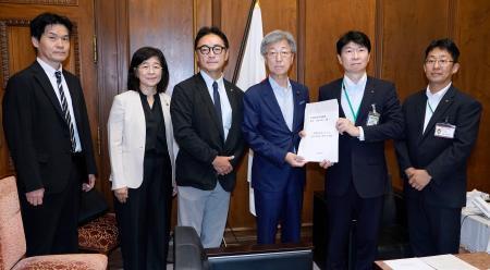 　自民党の石井参院幹事長（中央右）に参院選の「合区」解消を求める全国知事会の決議を手渡す、岡山県の伊原木隆太知事（右から２人目）と徳島県の後藤田正純知事（中央左）ら＝４日午後、国会